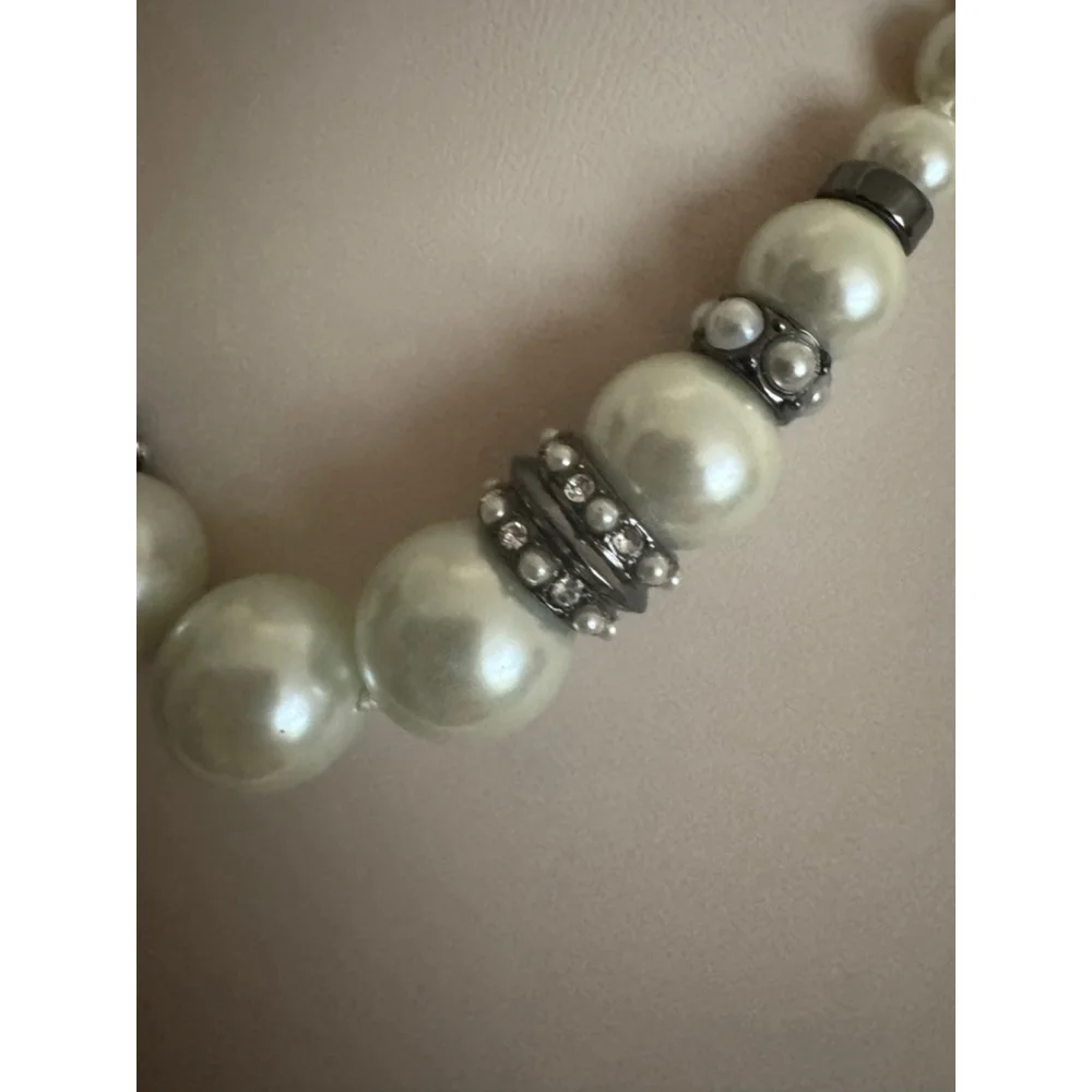 Women's Givenchy White Pearl Gray Chain Necklace One Size - Picture 2 of 4
